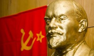 Hombre borracho intentó violentar la tumba de Lenin