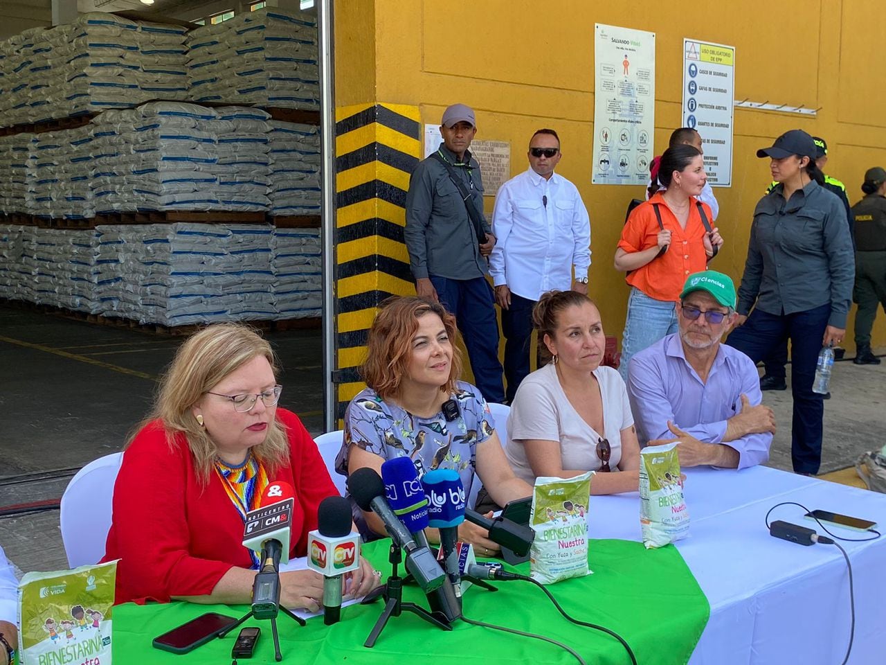 La directora del Instituto Colombiano de Bienestar Familiar, Astrid Cáceres;  y la ministra de Agricultura, Jennifer Mojica.
