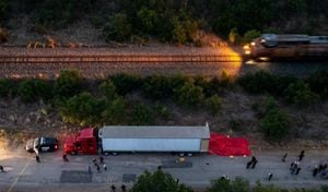 Este es el camión donde se encontraron sin vida varios migrantes en una carretera de San Antonio en Texas, Estados Unidos