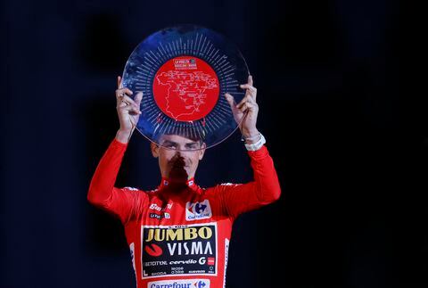 Sepp Kuss celebrando su título en la Vuelta.