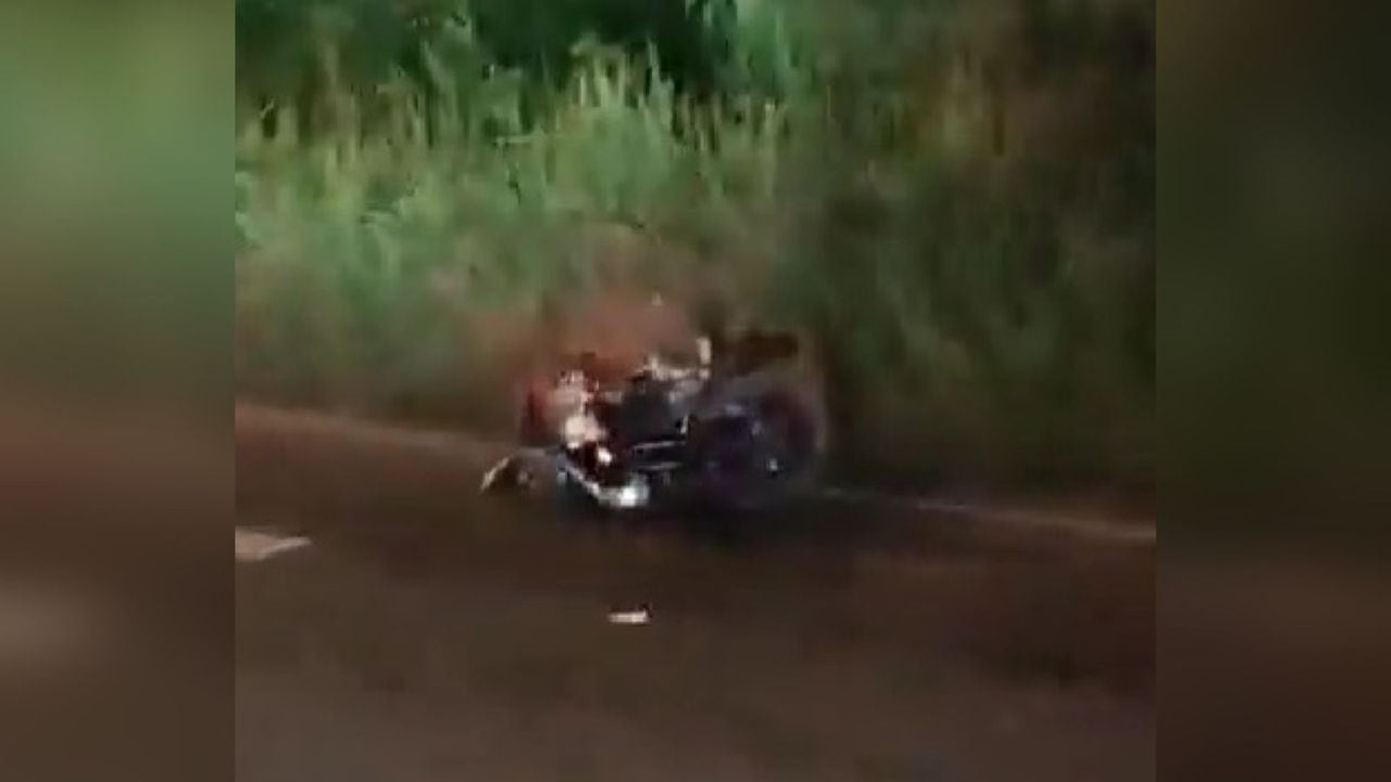 La motocicleta quedó tirada a un lado de la vía.