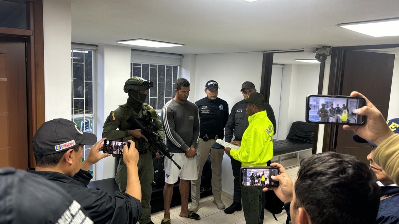 Momento en el que la Policía le lee la orden de captura a alias El Gringo, luego de ser entregado por las autoridades de Ecuador.