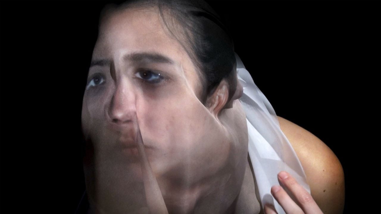 "It suits me well" es una videoinstalación de Martina Menegon. Cortesía de Idartes