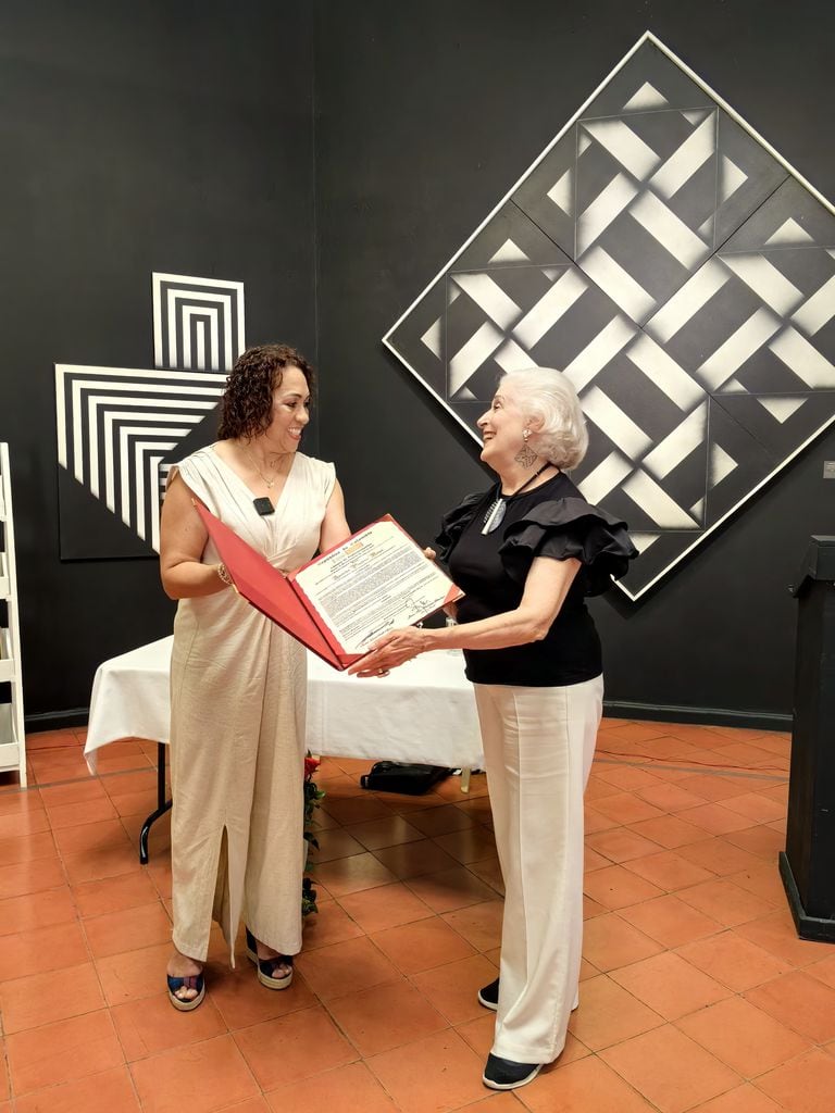 Águeda Pizarro recibió de manos de la representante a la cámara Marelen Castillo Torres una Moción de Reconocimiento por su gran aporte a la poética colombiana.