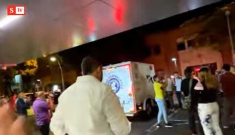 Seguidores a las afueras del centro asistencial aplaudieron ante la salida del cuerpo de Rincón en un vehículo de criminalística.