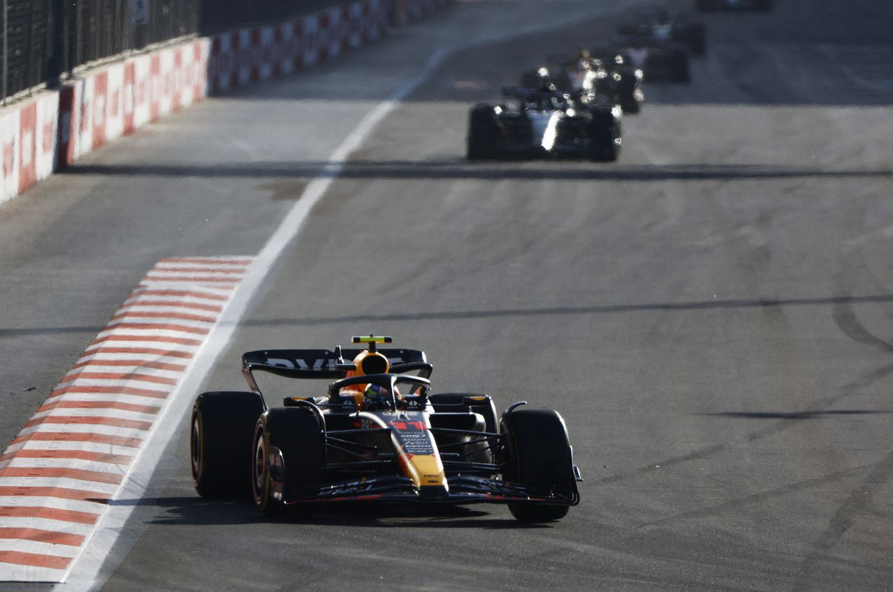 Sergio Pérez terminó primero, dejando a Leclerc y Verstappen.