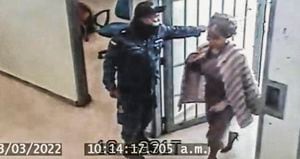   En uno de los videos de seguridad de la cárcel La Picota, se ve a Piedad Córdoba entrar al pabellón de los extraditables. SEMANA probó que ingresó para ver a un capo del narcotráfico. 