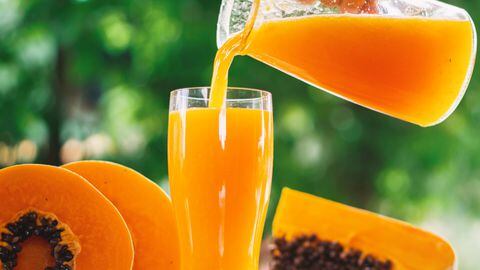 El jugo de papaya te ayudara a mejorar la digestión y agilizar tu tránsito intestinal.