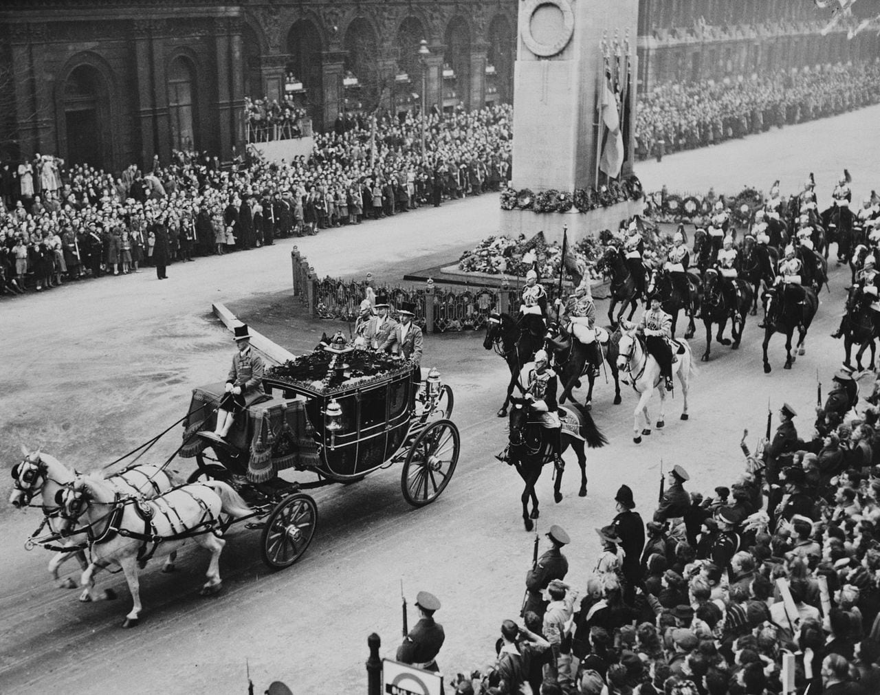 Isabel y el rey Jorge VI se trasladaron a la Abadía de Westminster en la carroza irlandesa del Estado escoltada por la Household Cavalry.