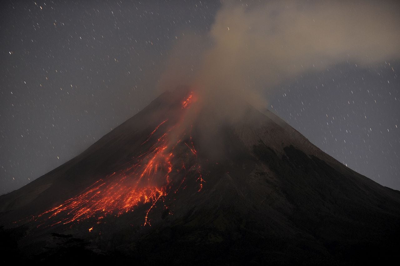 Monte Merapi, una montaña volcánica que arroja lava mientras entra en erupción varias veces en el distrito de Sleman de Yogyakarta, Indonesia, el 20 de julio de 2023.