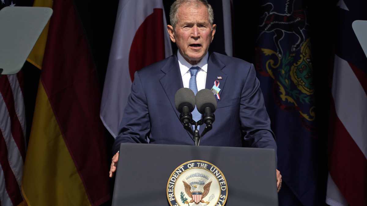 El expresidente George W. Bush habla en el Monumento Nacional del Vuelo 93 en Shanksville, Pensilvania, el sábado. 11 de septiembre de 2021, en el vigésimo aniversario de la 11, ataques de 2001. (AP Photo/Gene J. Puskar)