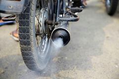 El humo negro en el escape de una moto: más que un problema estético, una advertencia de problemas subyacentes.