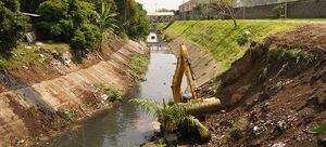 Los canales de aguas lluvias hacen parte del sistema de drenaje de la ciudad. Mantener estos espacios libres de residuos es una forma de prevenir inundaciones.