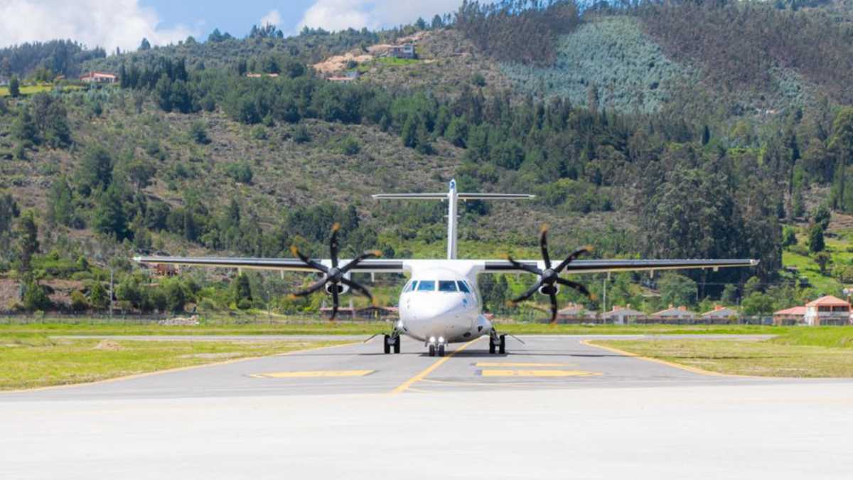 El avión aterrizó proveniente de la ciudad de Medellín