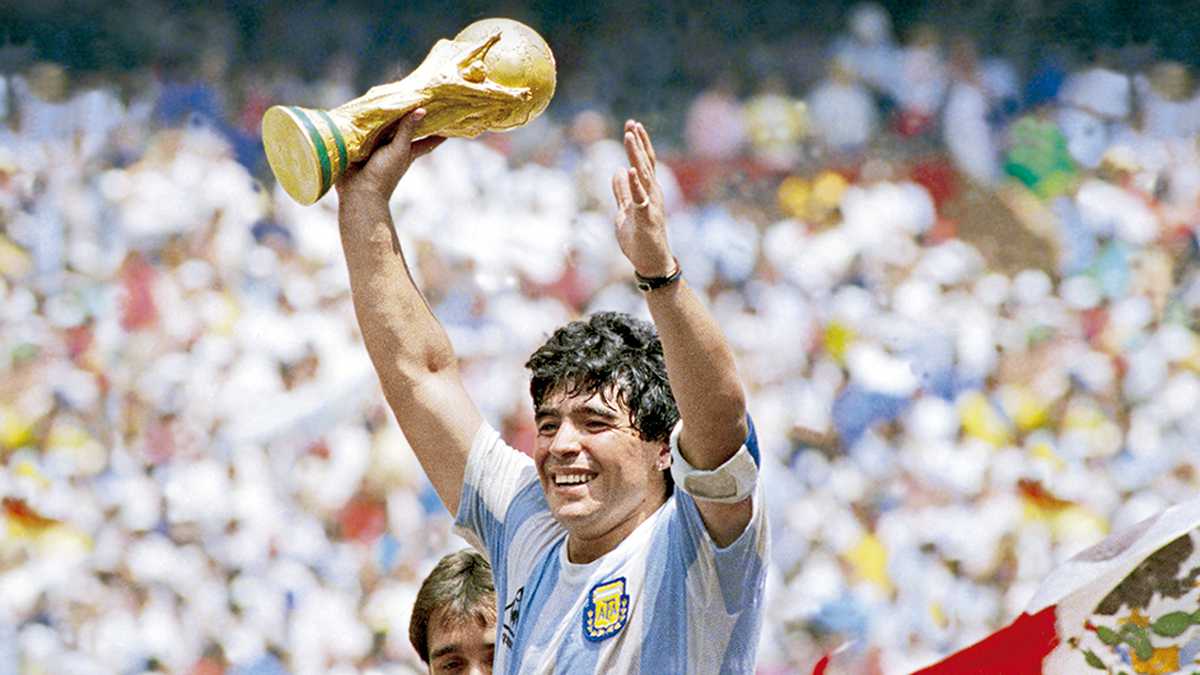 En 1986, Diego Maradona alcanzó la gloria. Con su liderazgo, su fútbol y sus goles inolvidables llevó a un equipo muy criticado a ganar el mundial de fútbol.