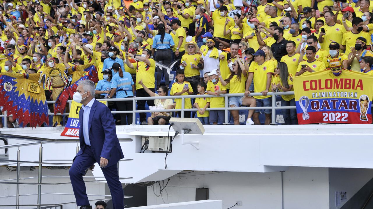 BARRANQUILLA, COLOMBIA - OCTOBER 14: Head coach of Colombia Reinaldo Rueda enters the pitch prior to a match between Colombia and Ecuador as part of South American Qualifiers for Qatar 2022 at Estadio Metropolitano on October 14, 2021 in Barranquilla, Colombia. (Photo by Getty Images/Guillermo Legaria)