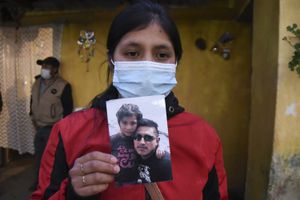 Lucrecia Alba Xaminez, de 28 años, muestra una foto de su esposo Celso Escu Pacheco, quien sobrevivió al accidente de tránsito en México (Photo by Orlando  ESTRADA / AFP).