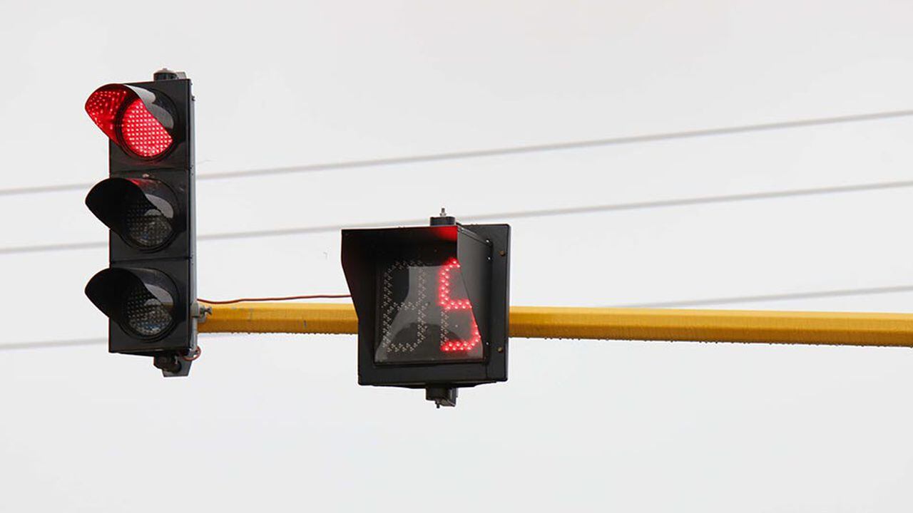 Autoridades de Movilidad aseguran que afectaciones de semáforos en Cali se deben a vandalismo y conexiones ilegales.