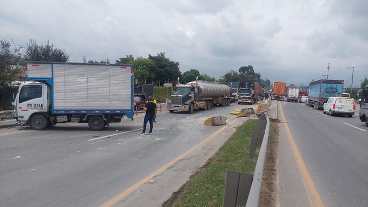 Concesiones CCFC S.A.S. entidad encargada de la construcción, operación y mantenimiento de la vía: Bogotá(Fontibón)-Facatativá - Los Alpes, reporto un accidente que generó una afectación en ambos sentidos.
