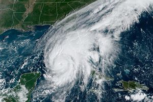 Esta imagen satelital GOES-East GeCcolor tomada a las 9:56 a.m. EDT el martes 27 de septiembre muestra el paso del huracán Ian sobre el oeste de Cuba.