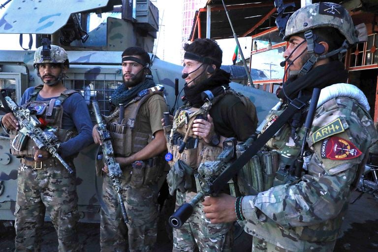 El personal de las fuerzas de seguridad afganas montan guardia a lo largo de la carretera en Herat el 12 de agosto de 2021, cuando los talibanes se apoderaron de la sede de la policía en Herat, la tercera ciudad más grande de Afganistán, y también tomaron otra capital de distrito clave a solo 150 kilómetros (95 millas) de la capital, Kabul. (Foto por - / AFP)