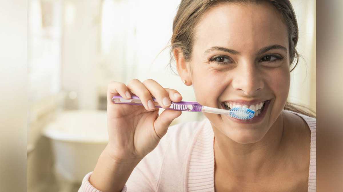 Expertos en la salud oral recomiendan cambiar el cepillo de dientes cada 3 meses, aunque hay factores que pueden hacer que este tiempo sea más corto. Foto: Gettyimages.