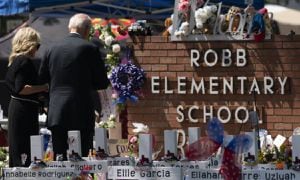 Presidente de EE. UU. visitó la escuela donde fueron asesinadas 21 personas en un tiroteo el pasado martes.