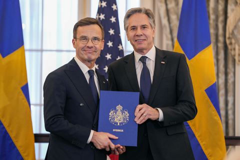El secretario de Estado, Antony Blinken, a la derecha, posa para una fotografía con el primer ministro sueco, Ulf Kristersson, sosteniendo los instrumentos de adhesión de Suecia a la OTAN en la sala Benjamin Franklin del Departamento de Estado, el jueves 7 de marzo de 2024