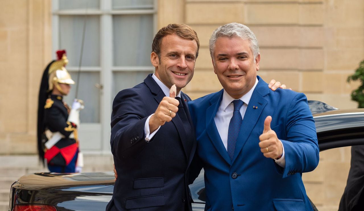 El presidente francés, Emmanuel Macron, a la derecha, da la bienvenida al presidente colombiano, Iván Duque Márquez, el miércoles 3 de noviembre de 2021 antes de un almuerzo de trabajo en el Palacio del Elíseo en París.