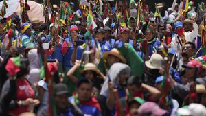 Grupos de indígenas marchan en apoyo a las reformas propuestas por el gobierno del presidente Gustavo Petro en Bogotá, Colombia, el miércoles 27 de septiembre de 2023. (AP Foto/Fernando Vergara)
