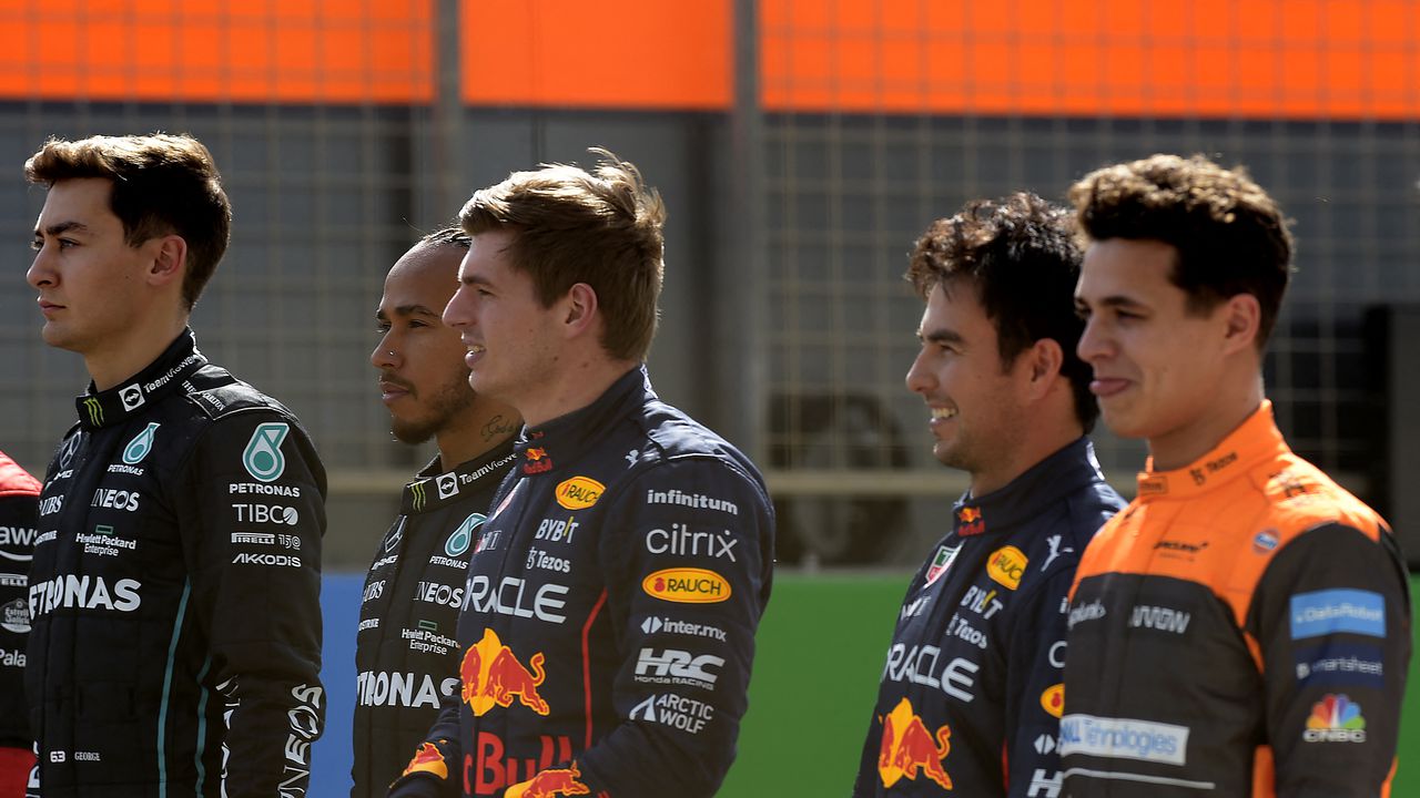 (L to R) Mercedes' British driver George Russell, Mercedes' British driver Lewis Hamilton, Red Bull's Dutch driver Max Verstappen, Red Bull's Mexican driver Sergio Perez and McLaren's British driver Lando Norris pose for a picture during the first day of Formula One (F1) pre-season testing at the Bahrain International Circuit in the city of Sakhir on March 10, 2022. (Photo by Mazen MAHDI / AFP)