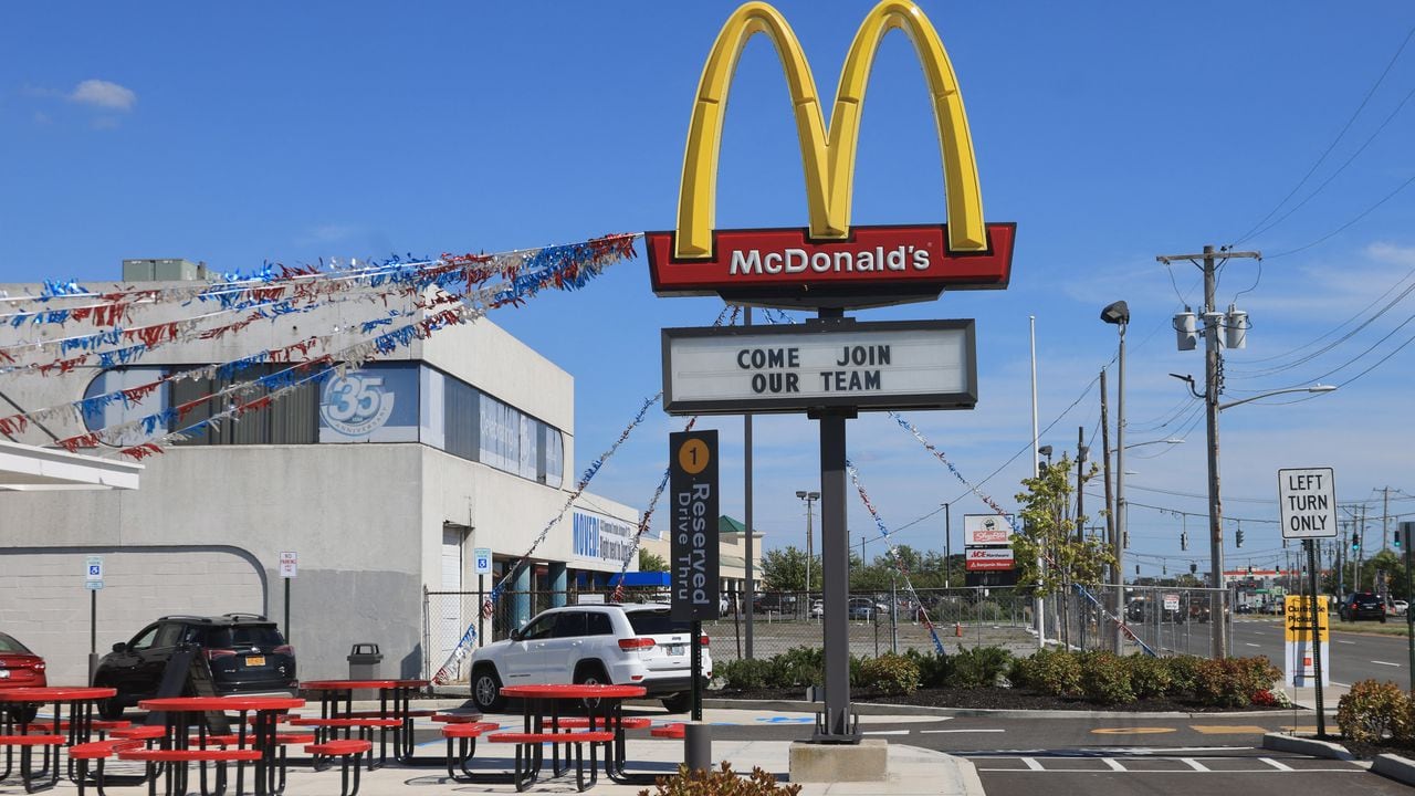 Un juez federal permitió que procediera una demanda por discriminación contra McDonald's (Photo by BRUCE BENNETT / GETTY IMAGES NORTH AMERICA / Getty Images via AFP)