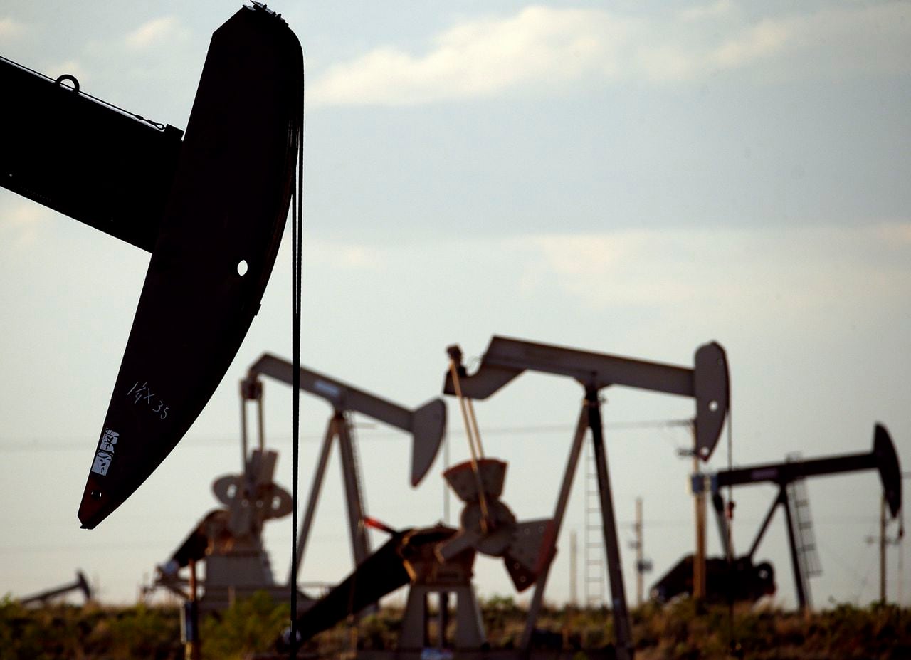 Los precios del petróleo terminaron una semana récord para 2021 este 27 de agosto, impulsados por un renovado optimismo sobre las interrupciones de la oferta y la demanda en el Golfo de México(AP Photo/Charlie Riedel, File)