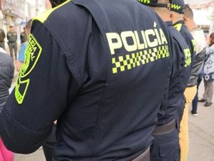 Policías de espalda
