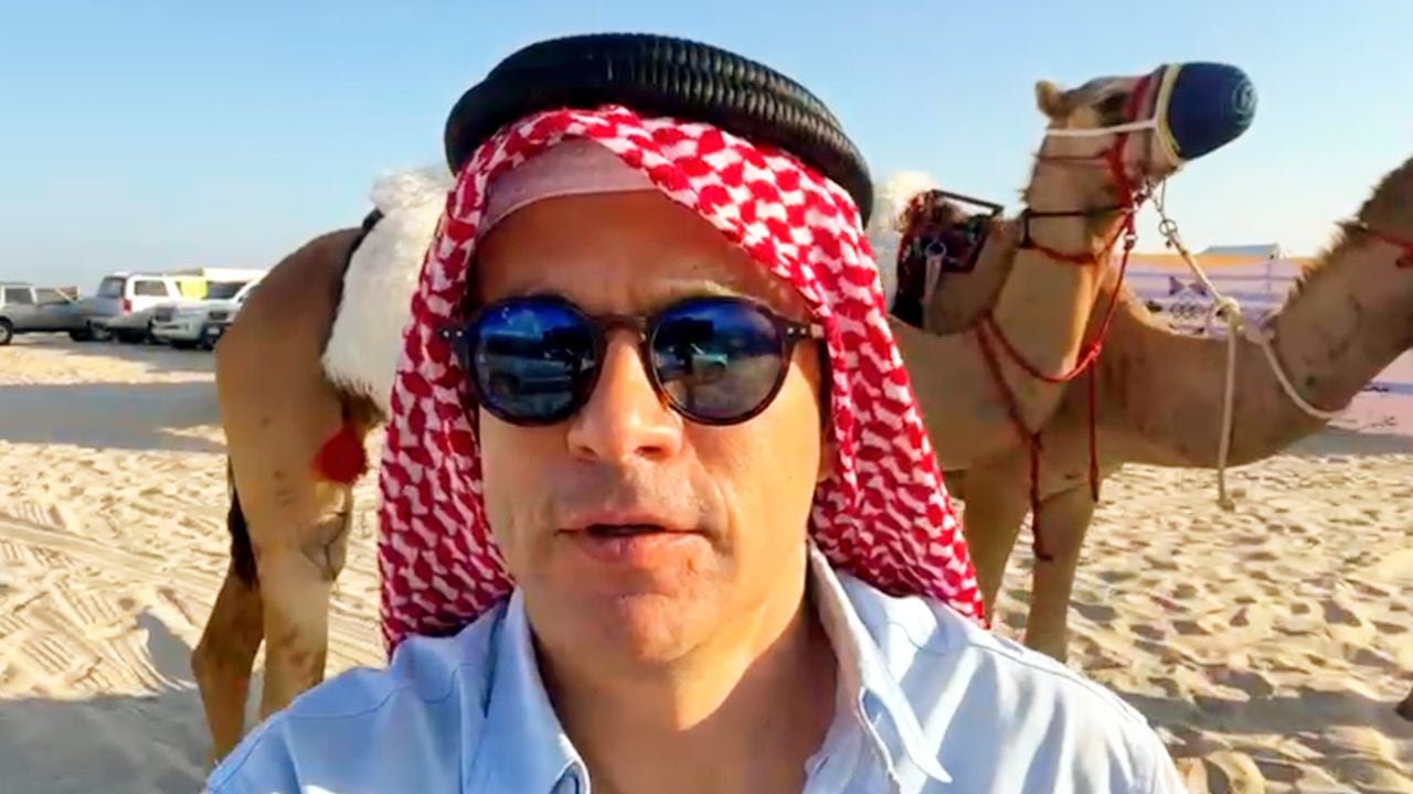 Juan Diego Alvira monta en camello en Qatar
