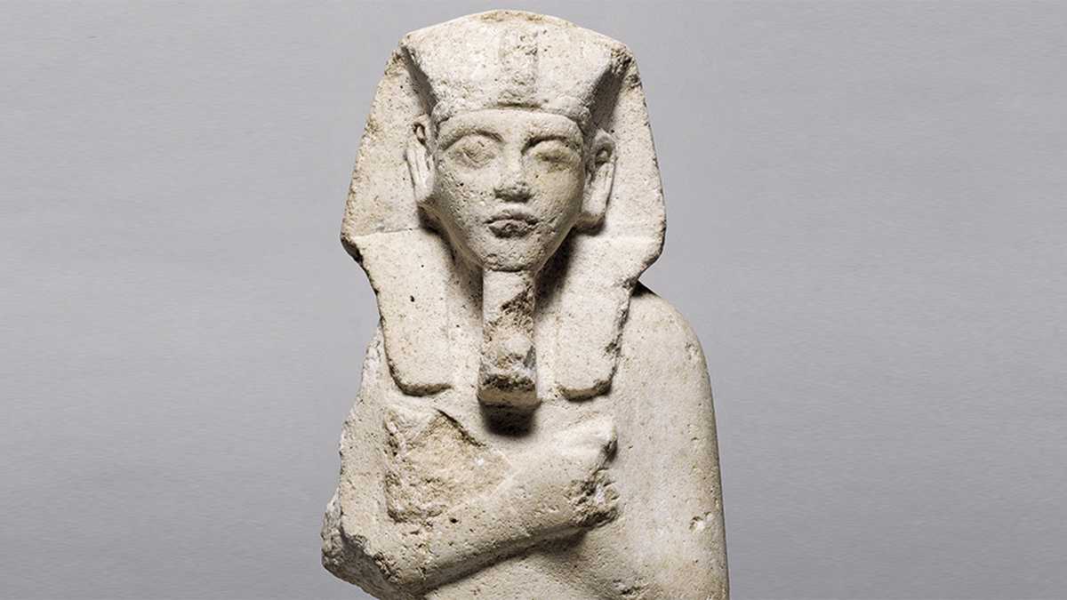 Akenatón, padre de Tutankamón, vio muchas de sus estatuas vandalizadas. El pueblo asoció su mandato con cambios radicales y un rechazo al politeísmo, que no le perdonaron.