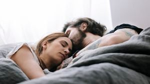 Toma temprano en la mañana de una pareja joven durmiendo juntos en la cama.