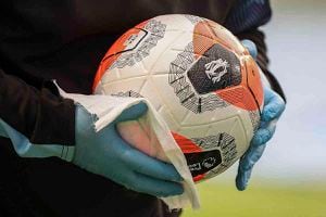 Alguien del Manchester City desinfecta el balón antes del partido de la Premier League entre el equipo de Pep Guardiola y Newcastle en el Ethiad Stadium de Manchester, el miércoles 8 de julio. Foto: Michael Regan / Pool vía AP 