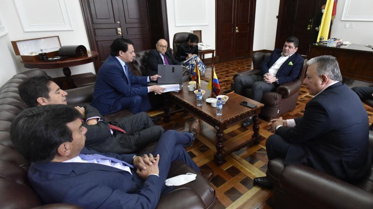 Asambleístas de Ecuador entregan informe de presunta corrupción en la región, al presidente del Congreso Juan Diego Gómez.