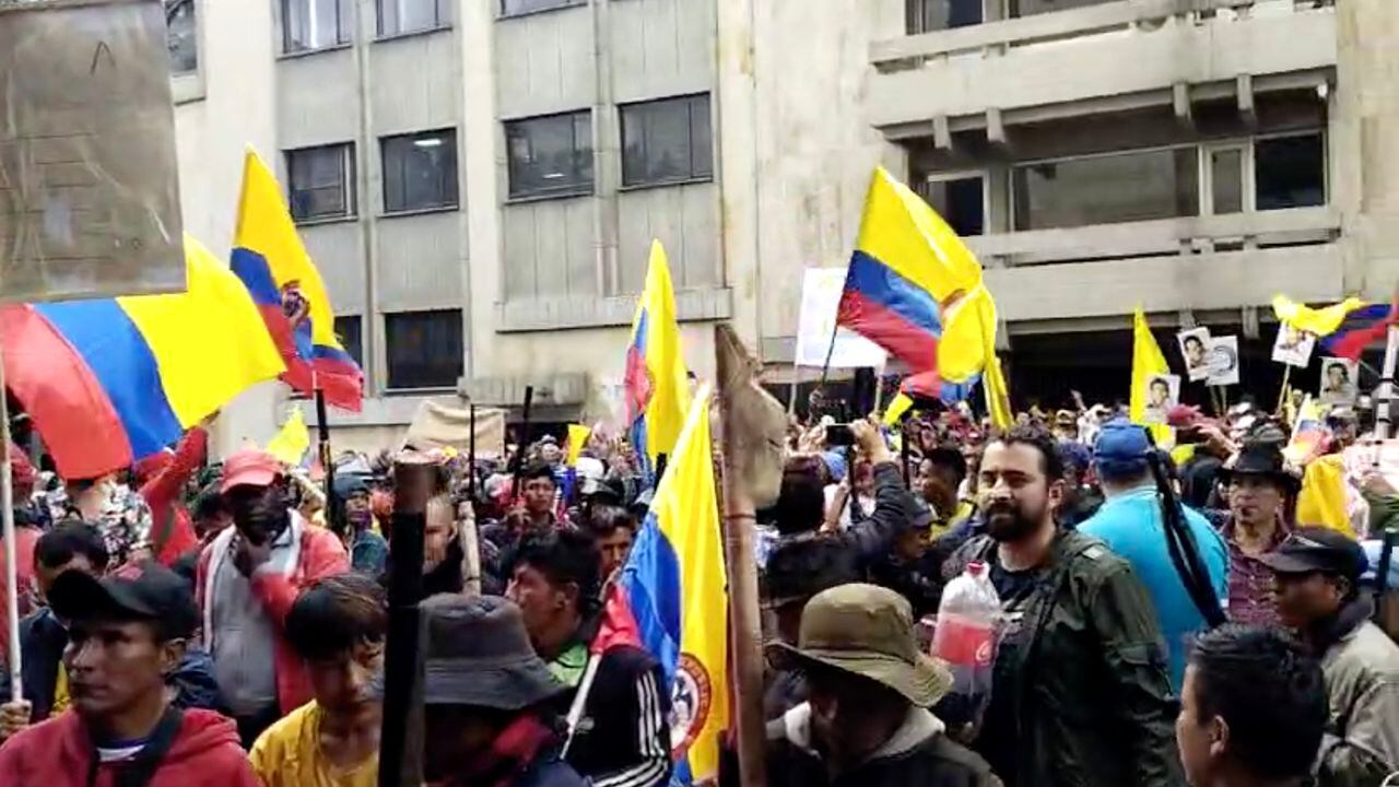 Manifestantes bloquean las entradas del Palacio de Justicia