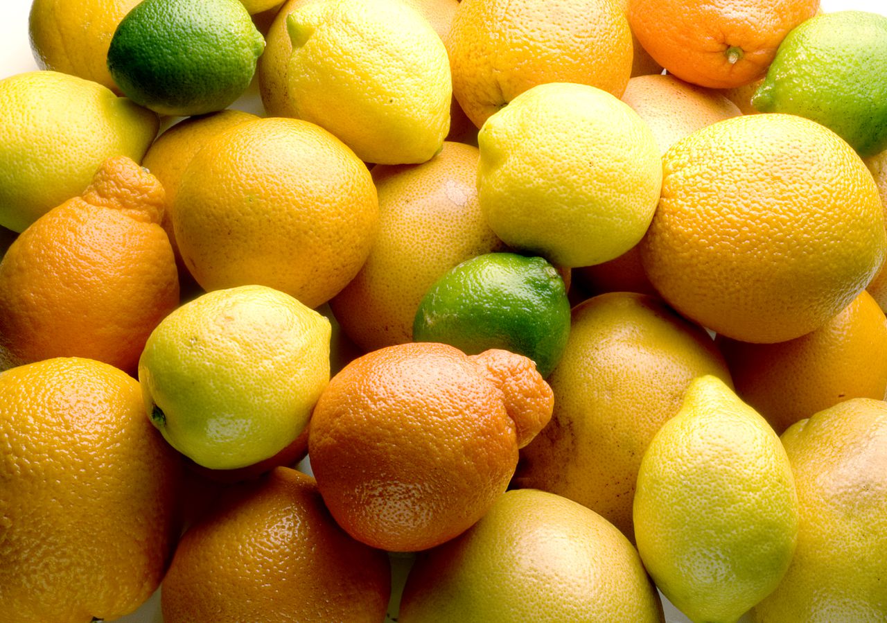 El limón al ser rico en vitamina C puede ayudar a calmar el dolor de garganta.