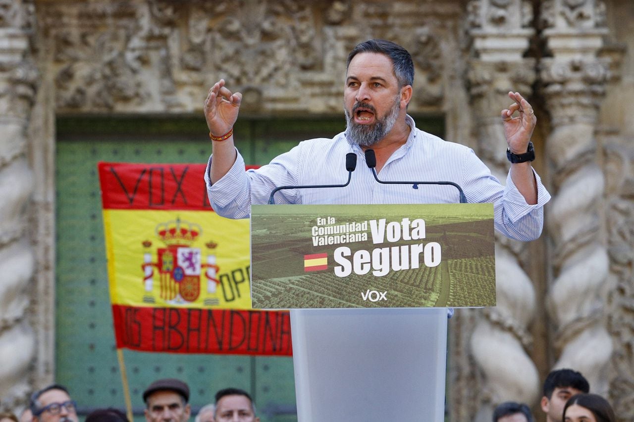 El líder de Vox, Santiago Abascal, habla durante un mitin en la Plaza del Ayuntamiento, el 24 de mayo de 2023 en Alicante, Valencia, España.