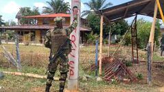 Uniformados del Ejército Nacional, de la Policía y población civil pintaron los postes que fueron bandalizados con mensajes alusivos a las disidencias de las Farc en zona rural de Tuluá.