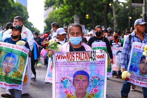 Manifestante sostiene una pancarta durante una manifestación para conmemorar el octavo aniversario de la desaparición de los estudiantes de Ayotzinapa el 26 de septiembre de 2022 en la Ciudad de México, México. El 26 de septiembre de 2014, 43 estudiantes de la Escuela Rural Isidro Burgos de Ayotzinapa desaparecieron en la ciudad de Iguala tras enfrentamientos con fuerzas policiales. Los estudiantes fueron acusados ​​de intentar el secuestro de autobuses para ser utilizados en protestas. (Foto de Manuel Velásquez/Getty Images)