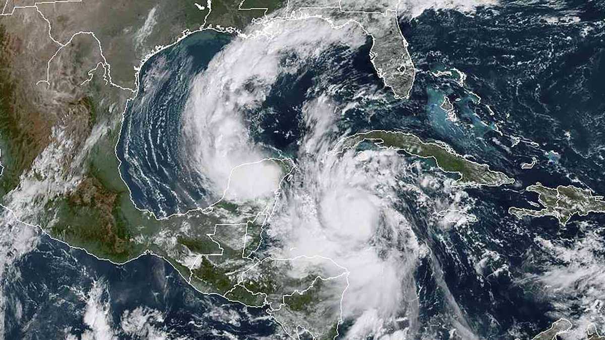 Así se ve en el satélite el huracán Delta que en las próximas horas llegará a México.  Imagen satelital RAMMB / NOAA/ AFP