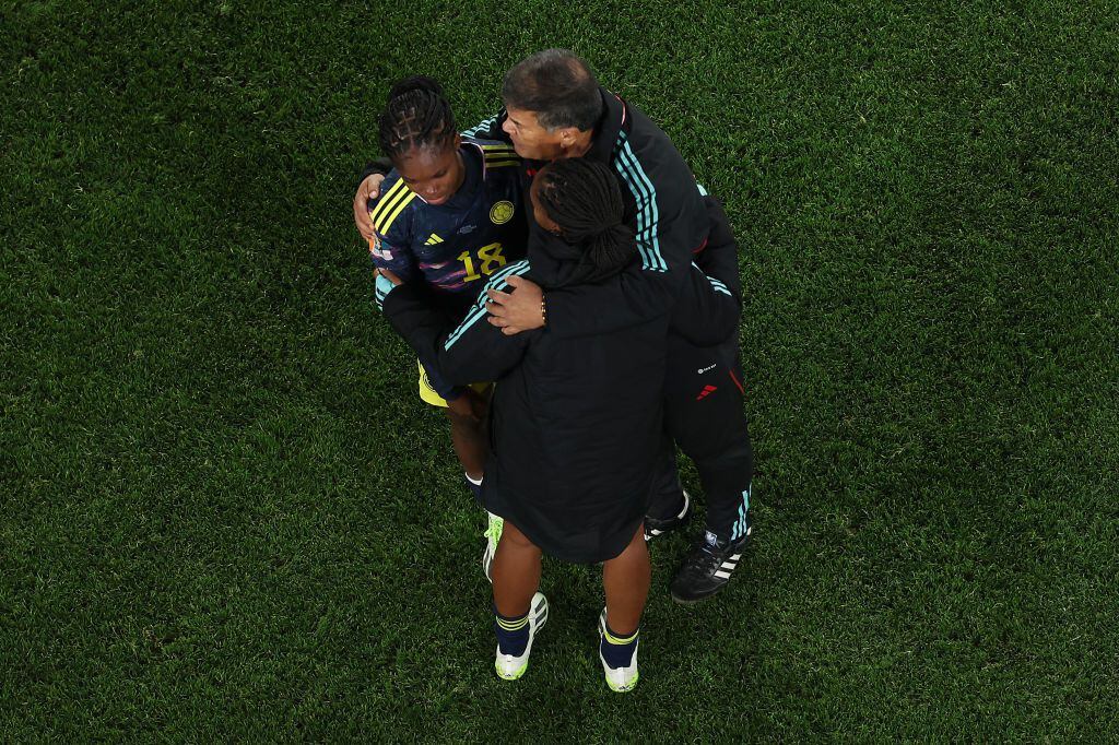 El DT de Colombia consuela a sus jugadoras