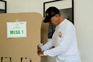 Alcalde de Cartagena, ejerciendo su derecho al voto.