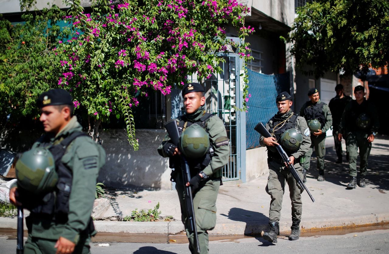 Miembros de la Gendarmería Nacional de Argentina patrullan el barrio marginal de Villa Banana, mientras el Gobierno Nacional desplegaba fuerzas para ayudar a controlar la escalada de violencia en la ciudad portuaria fluvial de Rosario
