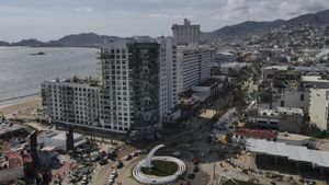 Los edificios dañados permanecen después de que el huracán Otis arrasara Acapulco, México, el jueves 26 de octubre de 2023. El huracán que se fortaleció rápidamente antes de azotar la costa la madrugada del miércoles como tormenta de categoría 5 ha matado al menos a 27 personas mientras devastaba la ciudad turística de México. Acapulco. (Foto AP/Félix Márquez)