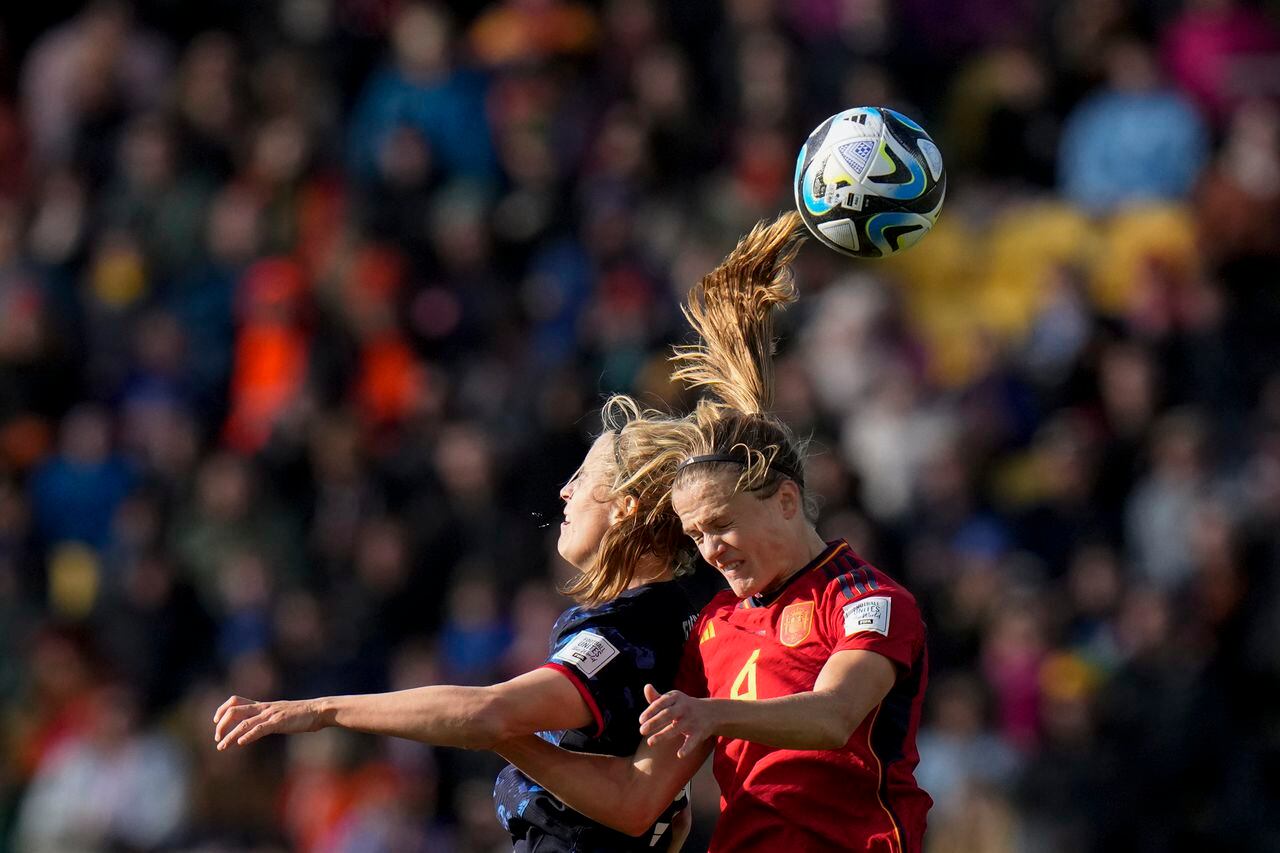 Spain's Irene Paredes, right, and Netherlands' Katja Snoeijs go for a header during the Women's World Cup quarterfinal soccer match between Spain and the Netherlands in Wellington, New Zealand, Friday, Aug. 11, 2023. (AP Photo/Alessandra Tarantino)
